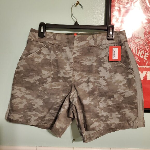 Spanx Stretch Twill Shorts In Green Camouflage Women's Size Large NWT - Picture 14 of 14